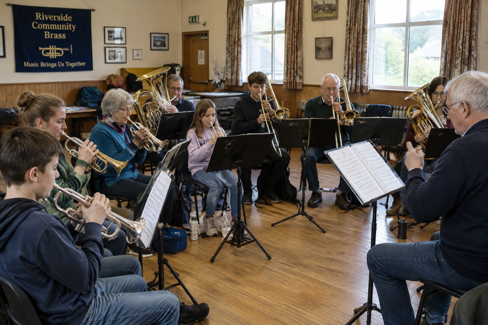 Muzikanten van alle leeftijden tijdens een repetitie